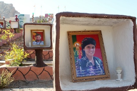 Minnesmonument vid Sinjar-berget över medlemmar i turkisk-kurdiska PKK, syrisk-kurdiska YPG och yazidiska YBS som stupat i kampen mot IS i Sinjar.