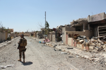 Förutom väpnade medlemmar ur olika miliser och peshmergas syns knappt en människa till i Sinjar City.