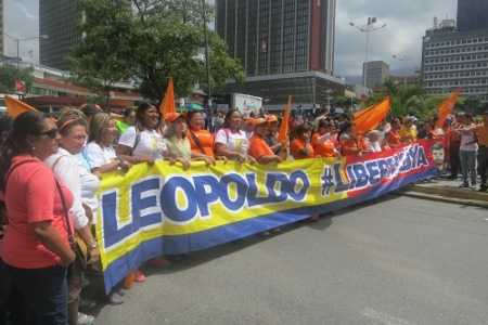 Banderoll med Leopoldo Lopez utanför domstolsbyggnaden.