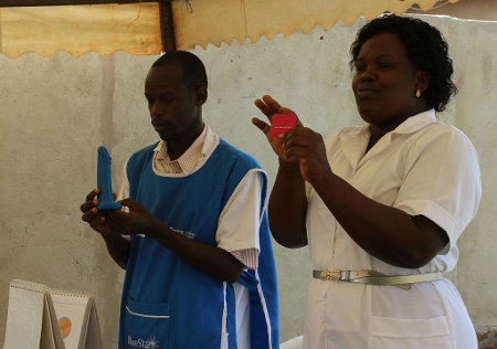 Sjukvårdspersonal vid vårdcentralen i Jinja demonstrerar hur en kondom används.