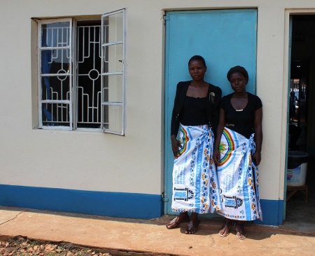 Kyolaba Amina (till vänster) och Mambera Hellem försöker informera vänner och bekanta om behovet av att använda preventivmedel. Men enligt dem tycks de flesta män inte vara särskilt intresserade av frågan.