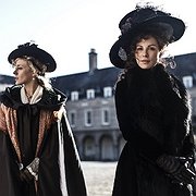Kate Beckinsale och Chloë Sevigny i Love&Friendship.