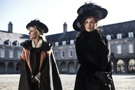 Kate Beckinsale och Chloë Sevigny i Love&Friendship.