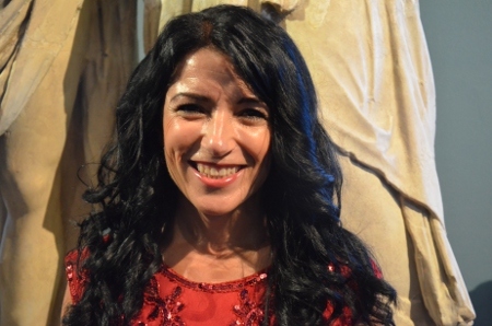 Amineh Kakabaveh (V) tycker att det är viktigt att markera att det i ett sekulärt land som Sverige finns andra alternativ än religionen för att skapa gemenskap.