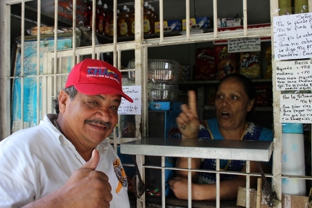 Marina Chafla (till höger) diskuterar med en ”chavista”.