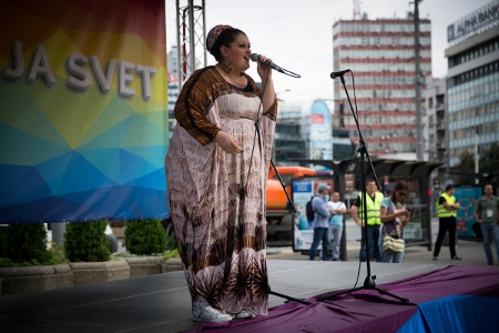 Bojana Stamenoj, Serbiens representant i Eurovision Song Contest 2015, sjöng för Pride på Republiktorget.
