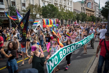 Flyktingaktivister deltog i Prideparaden.