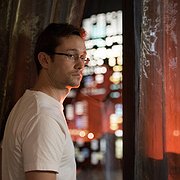 Edward Snowden flyr från Hawaii till Hongkong där han möter journalisterna från The Guardian. 