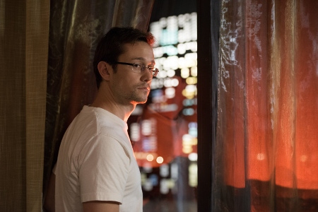 Edward Snowden flyr från Hawaii till Hongkong där han möter journalisterna från The Guardian.