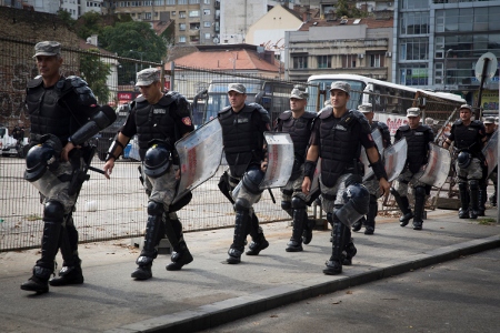 Cirka 5 000 poliser bevakade Prideparaden i Belgrad.