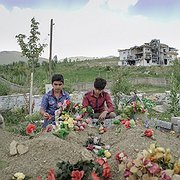  Anhöriga till en stupad PKK-krigare vid graven i Yüksekova nära gränsen till Iran.