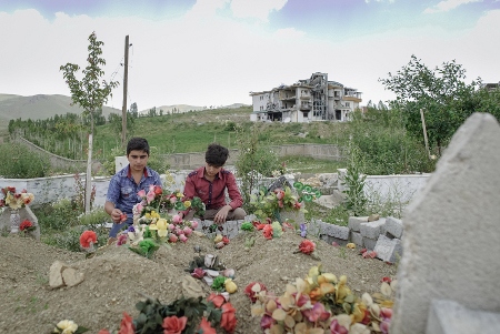  Anhöriga till en stupad PKK-krigare vid graven i Yüksekova nära gränsen till Iran.