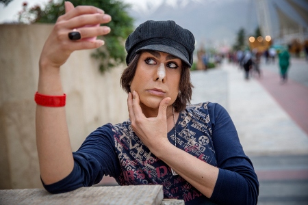 Transexuella Adileh från Teheran har precis opererat näsan för att göra den mer feminin. Snart ska hon genomgå medicinsk könskorrigering. Staten subventionerar proceduren.