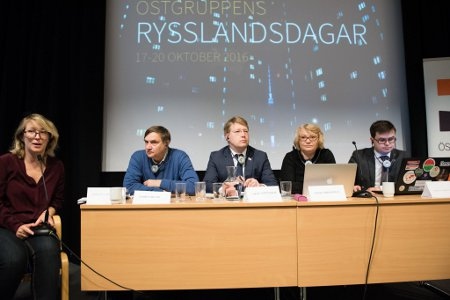 Det ryska parlamentsvalet stod på programmet under Rysslandsdagarna. Från vänster moderatorn Amanda Valentin (Silc), Andrej Buzin, Nikolaj Rybakov (Jabloko), Lilija Sjibanova (Golos) och Stanislav Andrejtjuk (Golos).