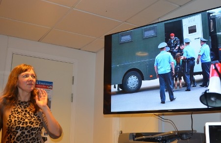 Larysa Sjtjyrakova bärs in i en piketbuss efter att ha filmat en protest där människor har visat sitt missnöje med Lukasjenko-regimen genom att klappa händerna.