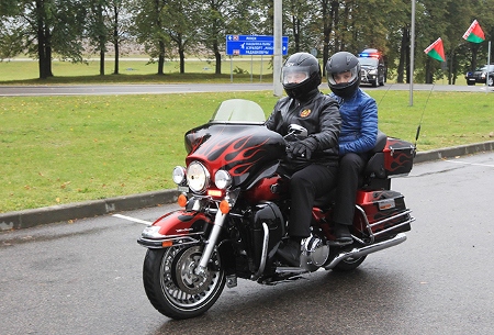 President Lukasjenko kör en Harley-Davidson i täten för en internationell motorcykelfestival i Minsk 24 september 2016.