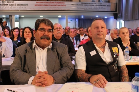 Saleh Muslim, ledare för Rojavas dominerande kurdiska parti PYD, tillsammans med Steve Howell vid PYD:s europeiska kongress i Bryssel
