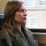Rachel (Emily Blunt) åker tåg i ”Kvinnan på tåget”.
