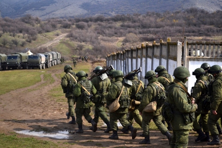 Ryska soldater tog över den ukrainska militärbasen Perevalne den 9 mars 2014. 