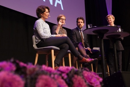 Från vänster: Alice Petrén, migrationskorrespondent, Lisa Pelling, statsvetare, utredningschef Arena, Mikael Ribbenvik, tf generalredaktör Migrationsverket. Samtalet leddes av Madelaine Seidlitz, Amnestys svenska sektion.
