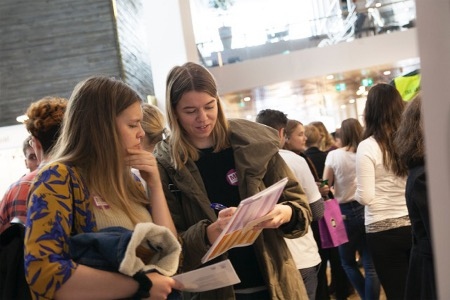 De finländska studenterna Kaisa Kopsa och Emilia Simola var särskilt inspirerade av föreläsningen ”Militarism from a feminist perspective” med Cynthia Enloe från IKFF. Den öppnade upp för nya perspektiv angående analysen av könsroller, tyckte de. MR-dagarna i Malmö lockade cirka 3 000 besökare. 