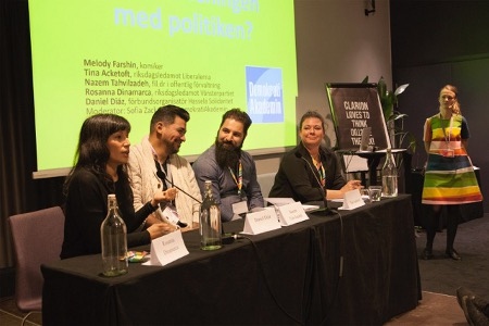 Panelen med Rossana Dinamarca, Vänsterpartiet, Daniel Diáz, Hassela Solidaritet, Nazem Tahvilzadeh, fil. dr. i offentlig förvaltning, Tina Acketoft, Liberalerna och moderatorn Sofia Zackrisson, DemokratiAkademin.