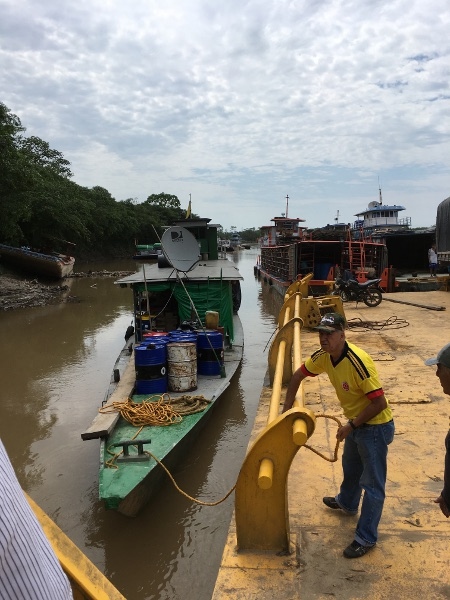 I det gerillakontrollerade gränslandet mellan Colombia, Ecuador och Peru sker alla transporterar på floder. Alla lastbåtar måste betala avgifter till Farc för att kunna passera.  