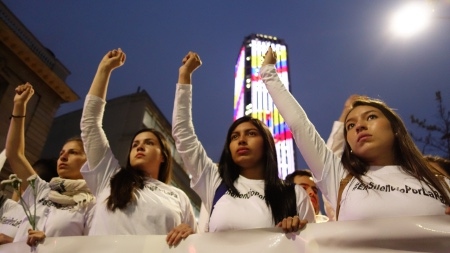 Stora demonstrationer hölls i huvudstaden Bogotá och andra städer dagarna efter folkomröstningen med krav på att fredsprocessen ska fortsätta.