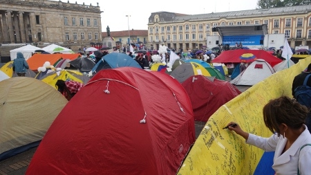 På ett torg utanför presidentpalatset och parlamentet i Bogotá började folk tälta i protest mot folkomröstningens nej.