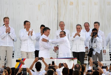 Colombias president Juan Manuel Santos och Farc-gerillans ledare Rodrigo Londono skakar hand i Cartagena när de 26 september skriver under det historiska fredsavtalet inför 2 500 inbjudna gäster från hela världen. En vecka senare sade colombianerna i en folkomröstning nej till avtalet.