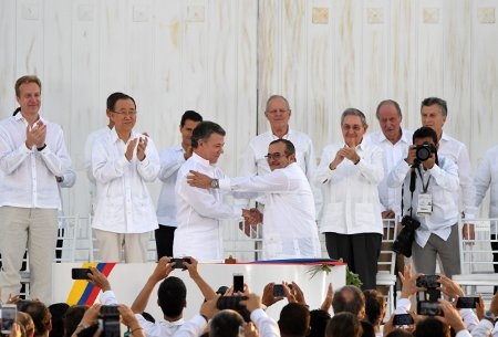 Colombias president Juan Manuel Santos och Farc-gerillans ledare Rodrigo Londono skakar hand i Cartagena när de 26 september skriver under det historiska fredsavtalet inför 2 500 inbjudna gäster från hela världen. En vecka senare sade colombianerna i en folkomröstning nej till avtalet.