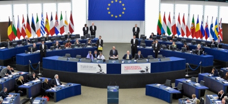 Sacharovpristagarna Nadia Murad och Lamiya Aji Bashar fick stående ovationer under prisutdelningen i Europaparlamentets plenisal i Strasbourg.
