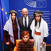  I samband med utdelningen av Sacharovpriset återförenades Lamiya Aji Bashar med sin lillebror, som hon varit skild ifrån under 18 månader. På bilden även Nadia Murad och Europaparlamentets talman Martin Schulz.