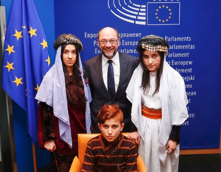 I samband med utdelningen av Sacharovpriset återförenades Lamiya Aji Bashar med sin lillebror, som hon varit skild ifrån under 18 månader. På bilden även Nadia Murad och Europaparlamentets talman Martin Schulz.