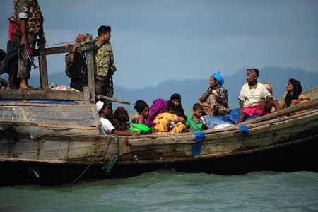 Förföljelserna av den muslimska folkgruppen rohingya har pågått länge i Burma. På bilden tvingas en grupp flyktingar vända tillbaka efter att ha motats bort av bangladeshiska gränsvakter 2012.