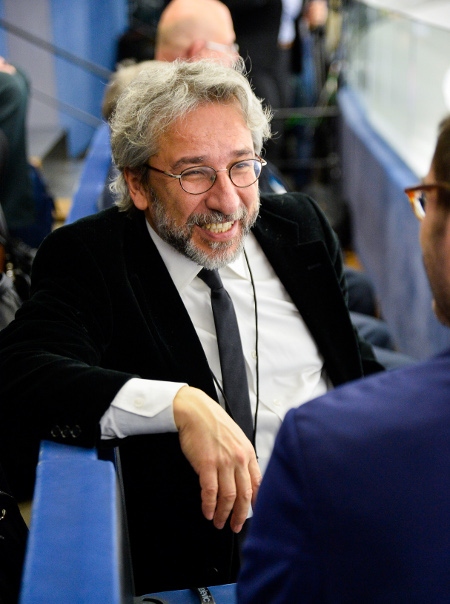 Den turkiska oppositionella tidningen Cumhuriyets före detta chefredaktör Can Dündar var en av de nominerade till årets Sacharovpris. Idag lever han i exil i Tyskland. 