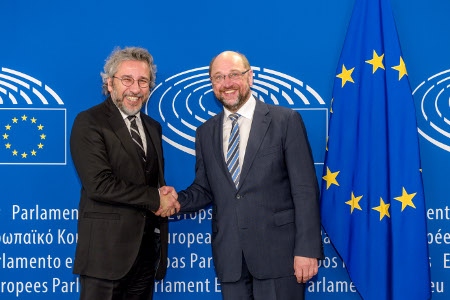 Can Dündar och Europaparlamentets talman Martin Schulz vid ett möte i juni 2016. 