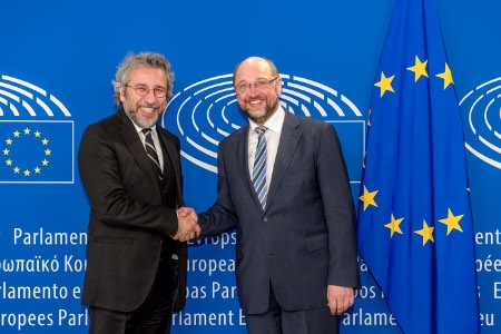 Can Dündar och Europaparlamentets talman Martin Schulz vid ett möte i juni 2016.