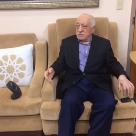 Fethullah Gülen lever i exil i USA och har anklagats för att ligga bakom kuppförsöket i juli.