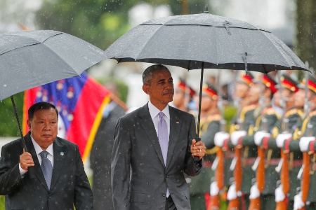 HISTORISKT. Laos president Bounnhang Vorachith tar emot USA:s president Barack Obama i september 2016.