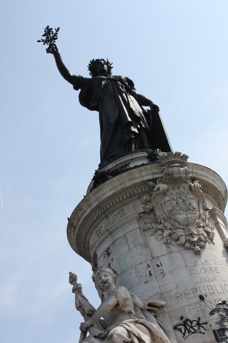 INSKRÄNKT FRIHET. Statyn över den franska nationalsymbolen Marianne vid Place de la République i Paris är symbolen för republikens ideal.