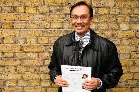 Anwar Ibrahim besöker Amnestys internationella sekretariat i London 9 mars 2005 och håller upp ett vädjande från Amnesty under tiden han satt fängslad till 2004. 