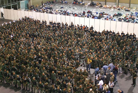 År 2005 inleddes en avmobilisering av den paramilitära högermilisen AUC som totalt omfattade cirka 30 000 personer.