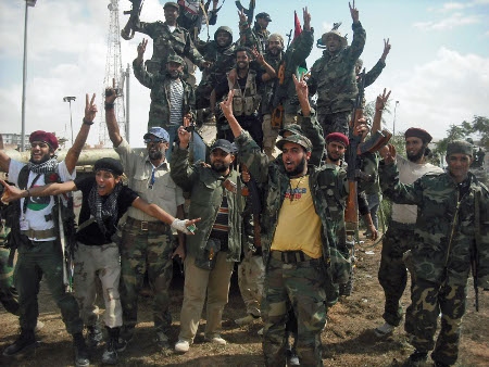 Libyska rebeller jublar i Bani Walid i oktober 2011. Fem år efter att Khadaffis regim störtades tilltar sönderfallet i Libyen. 