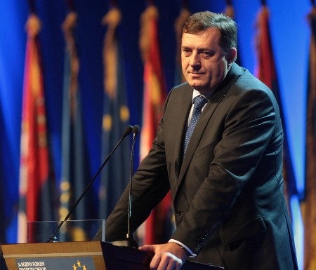 Milorad Dodik varnar för att Bosnien riskerar att upplösas som stat.