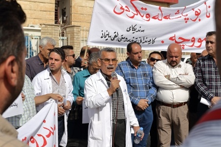 Bland de som deltar i demonstrationerna finns även läkare, som idag ofta bara får ut 25 procent av sina löner.