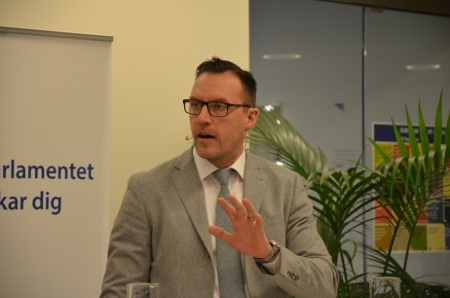 Lars Westbratt, statssekreterare hos Morgan Johansson, justitiedepartementet, menade att det är positivt att fler länder genom förslaget kan få lära sig att vidarebosätta.