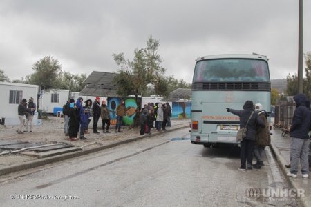 Många flyktingar från Syrien finns fortfarande kvar i Grekland. Det hårda vintervädret gjorde att UNHCR den 10 januari var tvungen att flytta flyktingar på ön Lesbos till bättre bostäder.