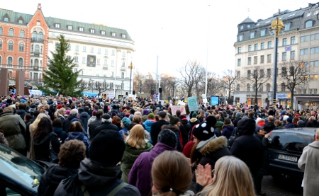 Tusentals personer slöt upp vid samlingen på Norrmalmstorg i Stockholm.