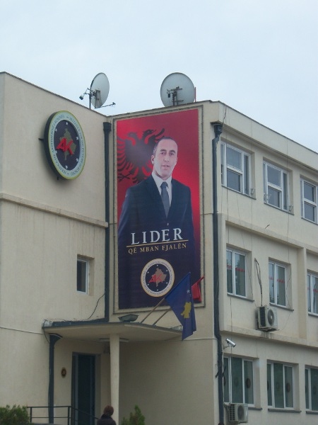 Haradinaj-affisch utanför AAK:s högkvarter i Kosovos huvudstad Pristina.